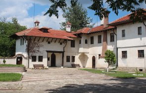 разбиха царския дворец баня