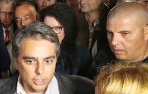 пик ретро асен василев ходи частен бодигард парламента снимки