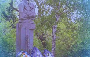 левски поднасят цветя паметника гунди