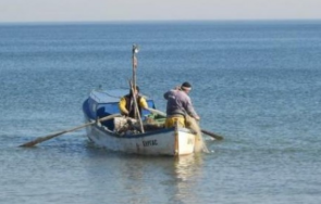 трагедия китен двама рибари обърнаха лодката морето единият загина търсят тялото другия