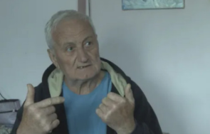 рибарят оцелял ледени води зъбите счупих дрехите бяха пясък