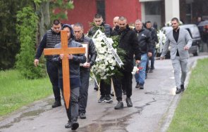 близки приятели изпратиха последния път ани явор