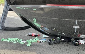 кола пълна бутилки райски газ балони обърна таван софия снимки