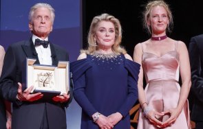 катрин деньов откри кинофестивала кан стихотворение украинска поетеса наградиха майкъл дъглас цялостен принос