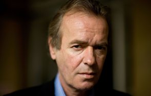 почина известният британски писател мартин еймис