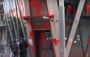 ръководителят нас зове полицията пази сградата посегателства