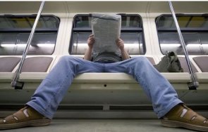 испания забрани мъжете стоят разкрачени метрото