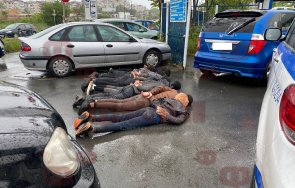 десетки ченгета издирват каналджията черния джип бургас мигранти натръшкани земята снимки