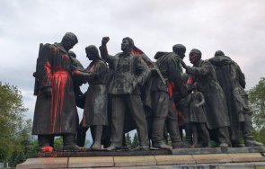 паметникът съветската армия центъра софия отново осъмна нацапан червена боя