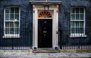 кола вряза оградата даунинг стрийт