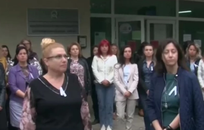 служител нои изплака чашата преля принуждават полагаме повече труд