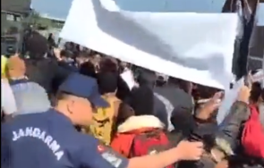 нашествие тълпа мигранти опитаха щурмуват капитан андреево турски граничари гърмят пистолети видео