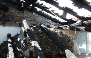 Майстори запалиха покрив на къща в Приморско, единият получи ужасни изгаряния