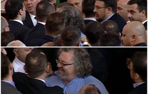 горещо пик депутатите отложиха измененията закона съдебната власт възраждане плашат протести нахлуване парламента безредици прекратиха заседанието скъ