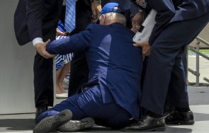 байдън спъна падна церемония връчване дипломи колорадо видео