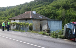 кола блъсна гараж пътя разлог симитли