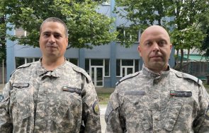 смели сърца наши военни ввс спасиха удавяне майка дете пропаднали шахта