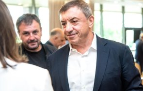 алексей петров казах цънцарова следим отблизо една групичка журналисти политици