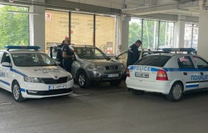 белезници задържаха служител данс дрога