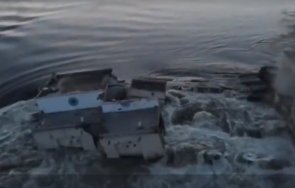 украйна русия обвиниха взаимно разрушената язовирна стена каховската вец видео