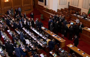 първо пик нов голям скандал парламента прекъснаха заседанието заради възраждане явор божанков снимки видео