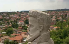 донев живеем кресливо време трудно различаваме истината лъжите