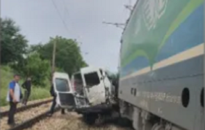 докога влак размаза бус плевен двама загинаха снимки