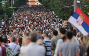 десетки хиляди антиправителствен протест белград видео