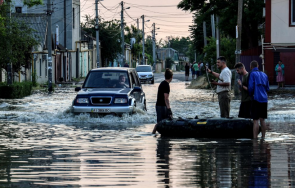 масовите евакуации частичното разрушаване язовирната стена украйна продължават