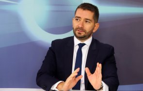 политологът слави василев правителството отиде историята кумове сватбата пеевски карадайъ