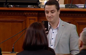 първо пик нов голям скандал парламента прекъснаха заседанието заради възраждане явор божанков снимки видео