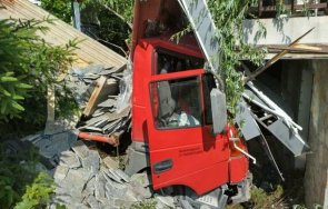 камион премаза двама мъже курорта влас