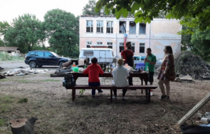 доброволци няколко страни чистят бъдещия институт екостроителство долни раковец