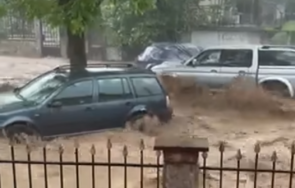 бедствие берковица пороен дъжд отнесе автомобили видео
