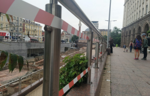 изпочупиха стъкла преградата ларгото софия