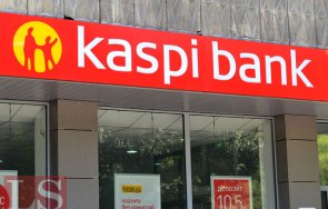 въоръжен мъж държи заложници казахстанска банка