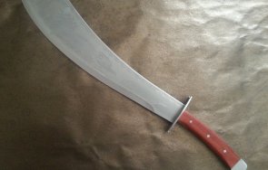 братя клаха майка сабя ранен приятелят