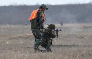 двама убити стрелба военен полигон япония