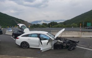 тежка катастрофа симитли колата пътували мъж двама младежи