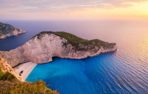 известният плаж навагио гръцкия остров закинтос затваря плажуващи