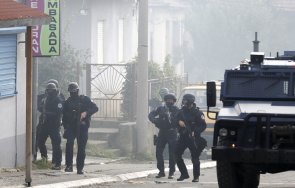 атака хвърлиха граната сръбски депутати косовска митровица