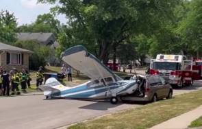 малък самолет разби жилищен квартал уисконсин натресе бус