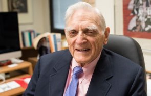 почина нобелистът джон гудинаф