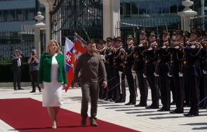 совалката продължава зеленски пристигна братислава видео