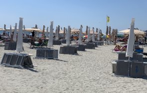 безценна сянка опъваш хавлията плажа плащаш евро