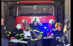 наши пожарникари поздравиха танц годишно момиченце видео