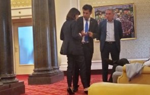 пик кирил петков натяга зеленски спретна вратовръзка тон украинския флаг снимки видео