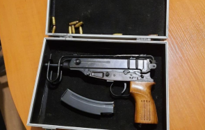 задържаха двама софия продавали картечен пистолоет скорпион макаров снимки