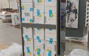 митничари спипаха 300 000 къса цигари укрити експонат изложение мебели снимки