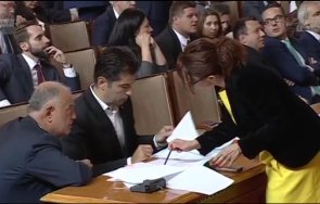 страсти управляващата коалиция деси атанасова кирил петков размятат документи пленарна зала снимки